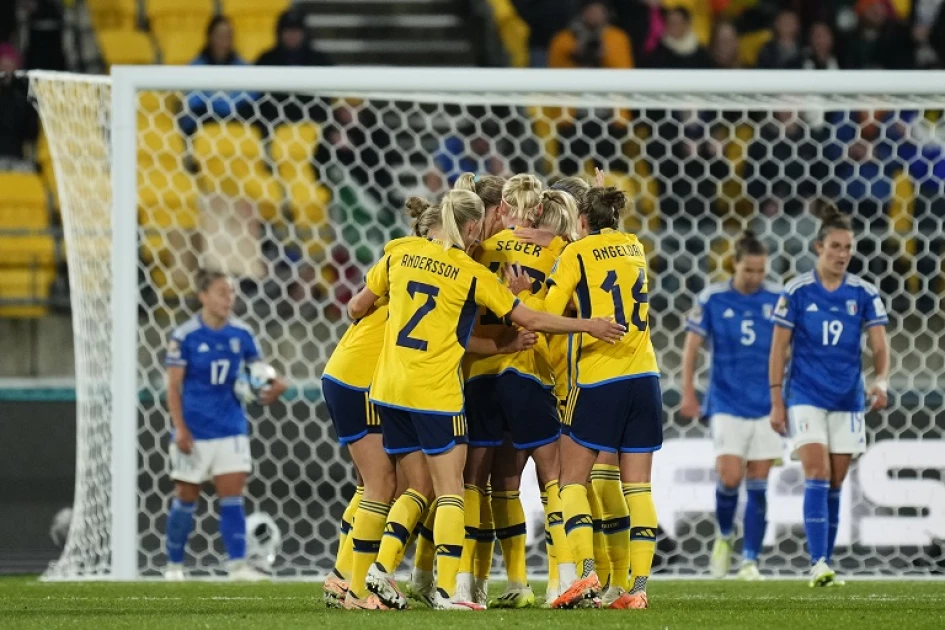 Five-star Sweden crush Italy to reach World Cup last 16