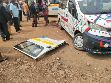 Three passengers injured after conductor crashes matatu at Kenol