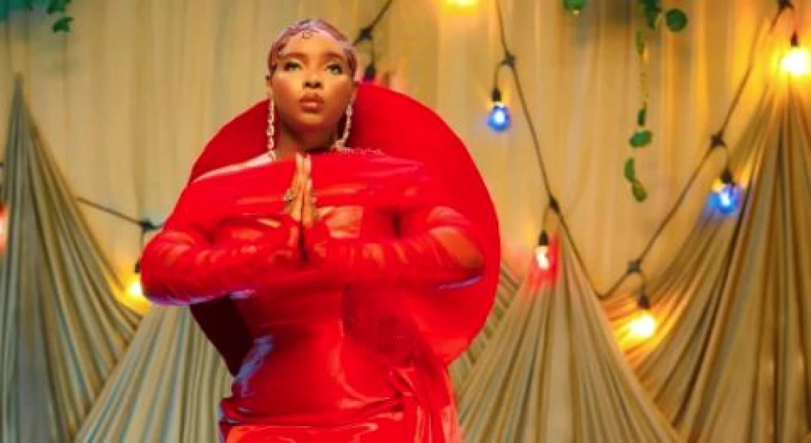 Yemi Alade survives car accident in Spain, "Jevovah Jireh said NO!"