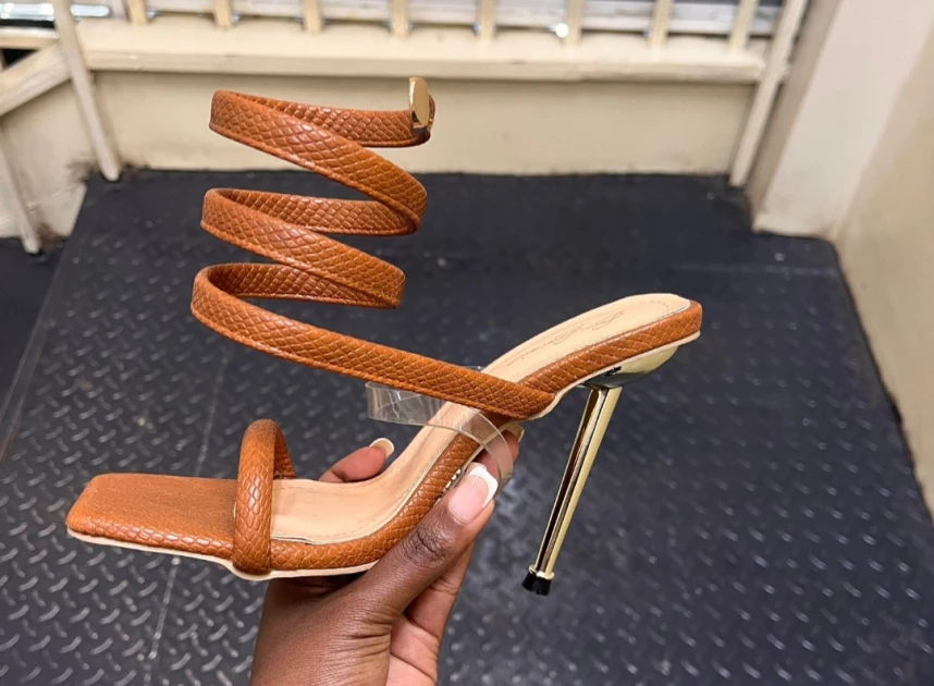 Did this Nairobi woman buy a stolen shoe for Ksh.100? Kenyans on X are confused