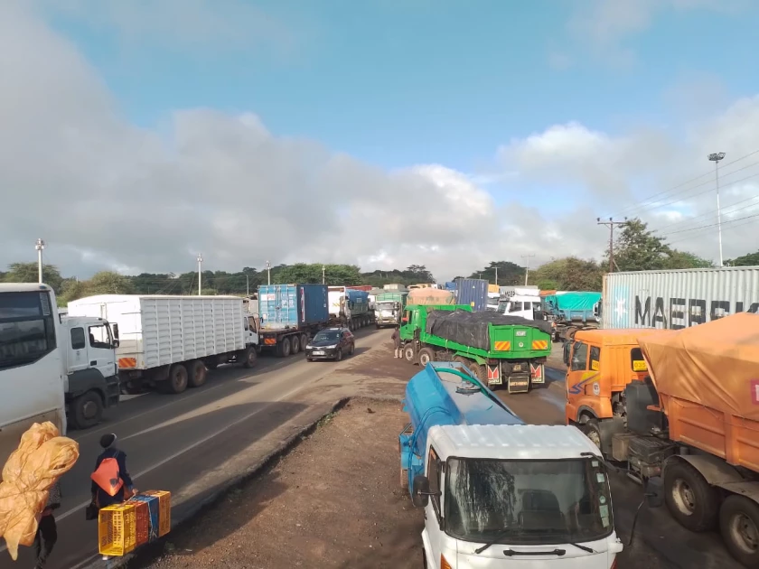 Travellers spend night on Mombasa highway after trailer accident 