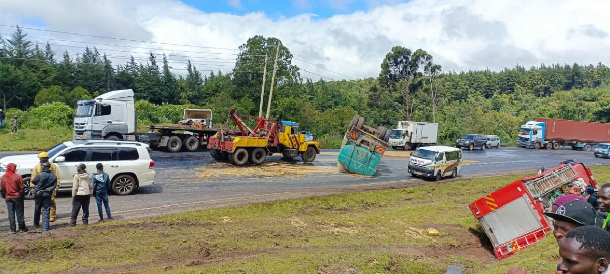 Heavy traffic on Nakuru-Eldoret Highway after oil tanker, fire truck overturn 