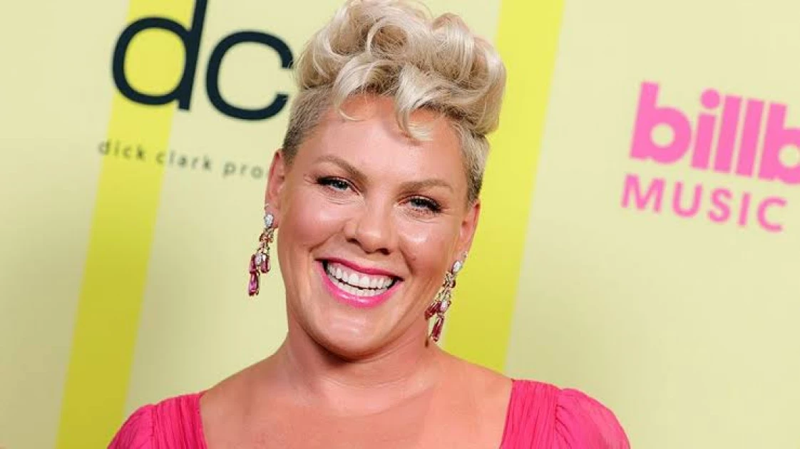 American pop star Pink to distribute 2000 banned books at upcoming concerts in protest to censorship