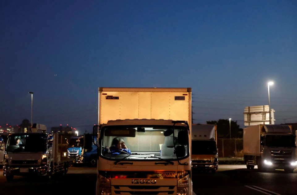 Drama as drunk man hitches ride under truck