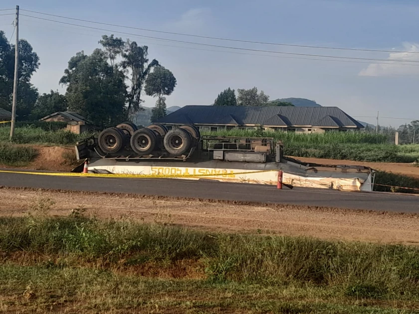 Dash for fuel thwarted as tanker overturns along Kisumu-Busia highway