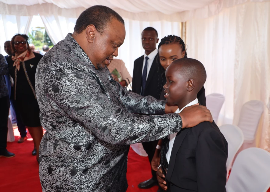 Uhuru offers Ksh.1M as he attends burial of retired Assistant Police IG King'ori Mwangi