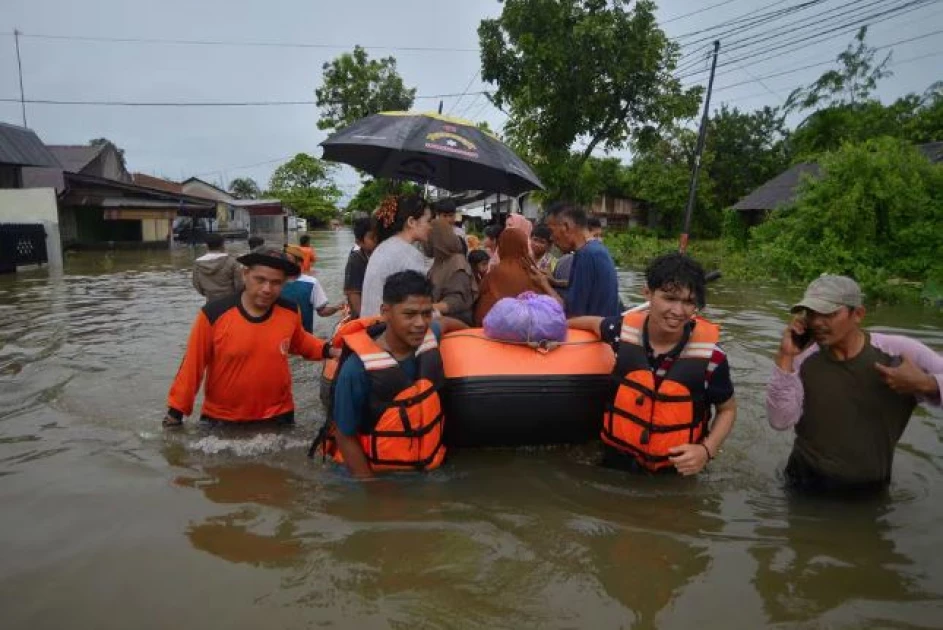 Indonesia floods, landslide kill 19, with seven missing