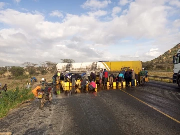 Driver of tanker injured in accident, locals dash for oil
