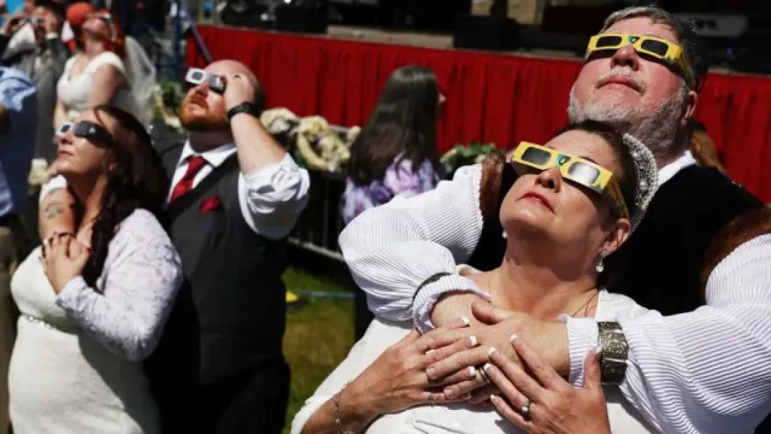 Over 300 American couples get married in total solar eclipse experience(00)