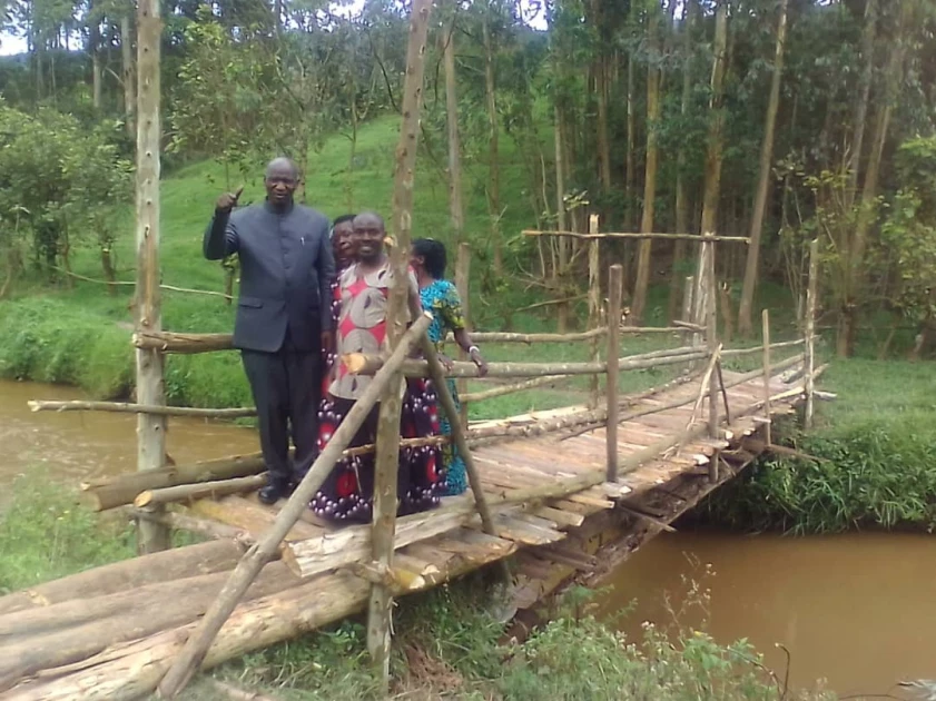 Risas e insultos al político ugandés que lanzó el destartalado puente