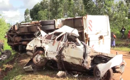 Kirinyaga: Overturned lorry crushes car, killing motorist