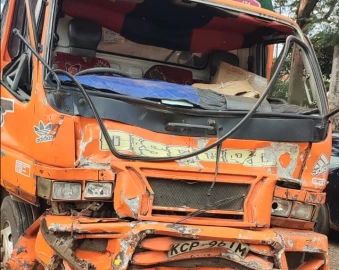 Four people killed after bus rams tuktuk on Thika-Garissa road