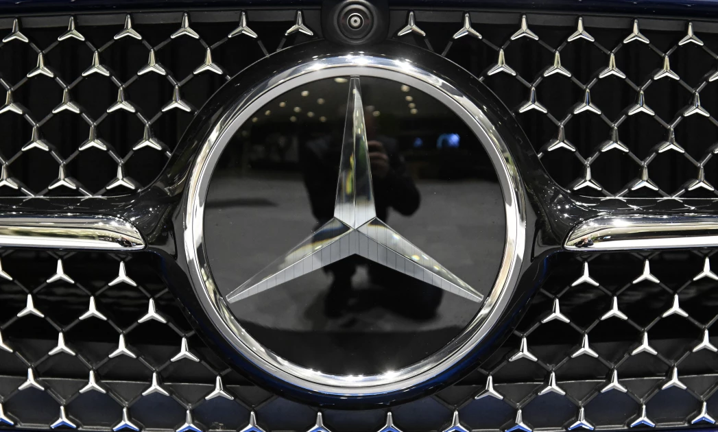 Mercedes profit plunges on weaker sales