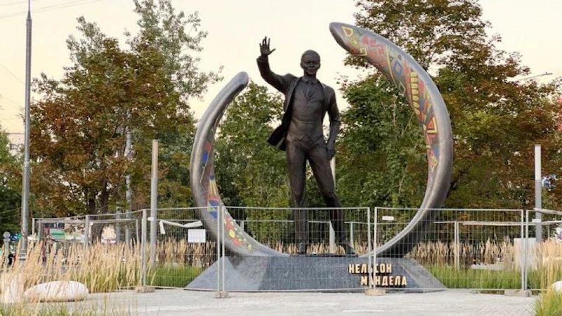 Moscow unveils new Nelson Mandela monument