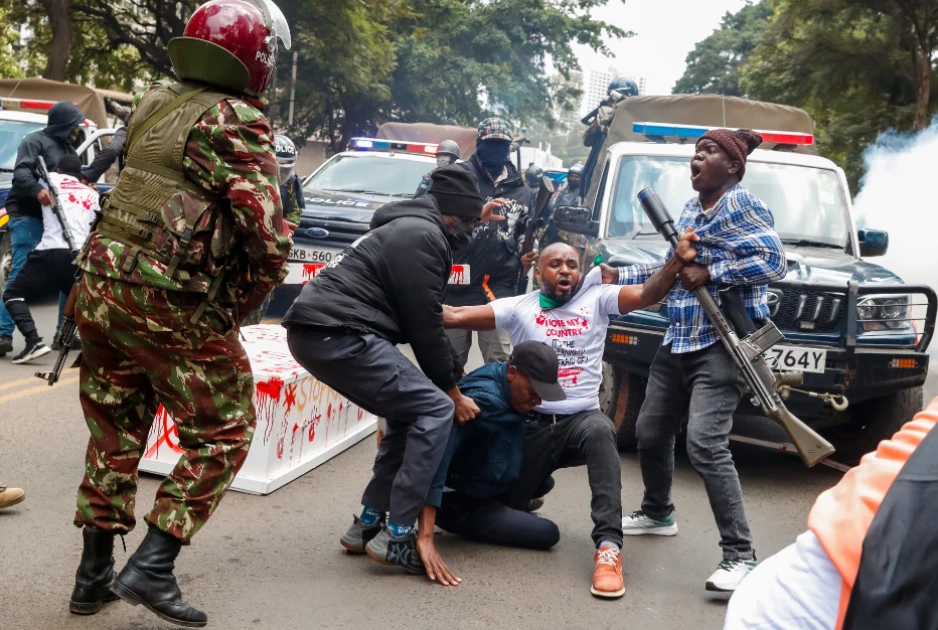 Drama as police attempt to arrest Boniface Mwangi during march for missing protesters