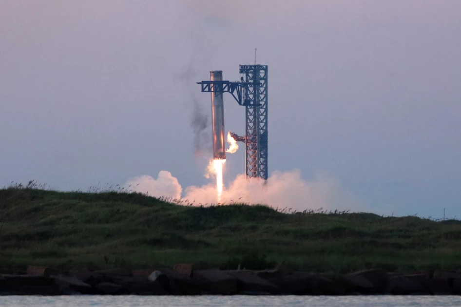 SpaceX catches giant Starship booster in fifth flight test