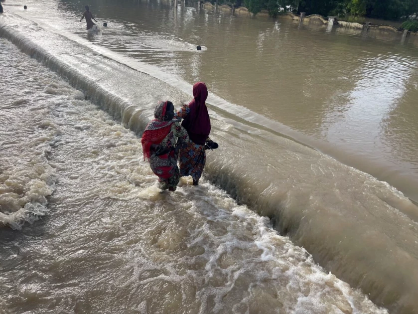 Tens of thousands flee Nigeria floods