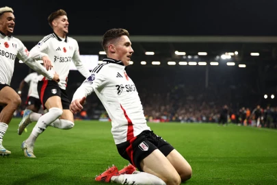 Fulham strike twice in stoppage time to beat Brentford