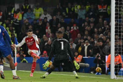 Neto rescues Chelsea draw as Arsenal title bid suffers fresh blow