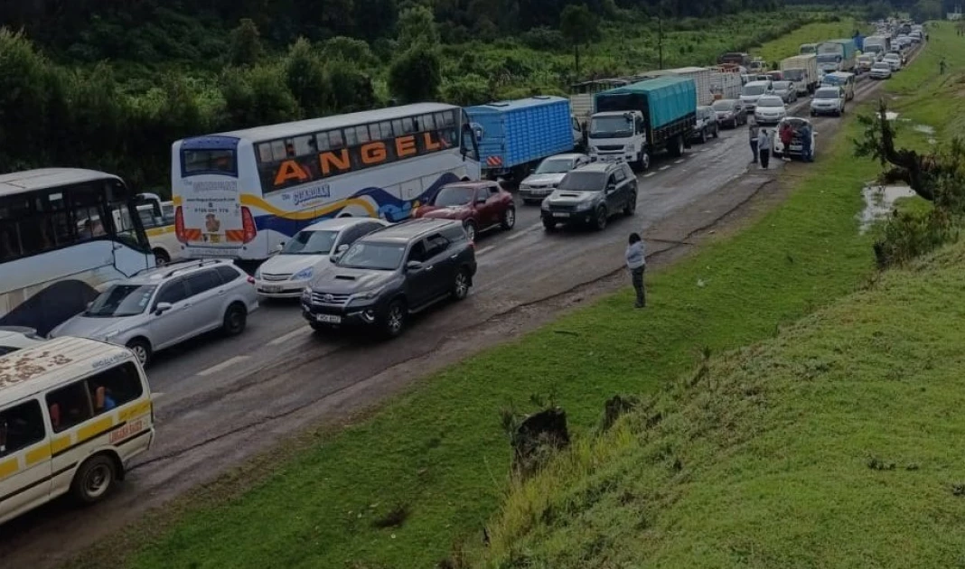 Heavy traffic on Nairobi-Nakuru Highway, Mai Mahiu Road after trailer accident