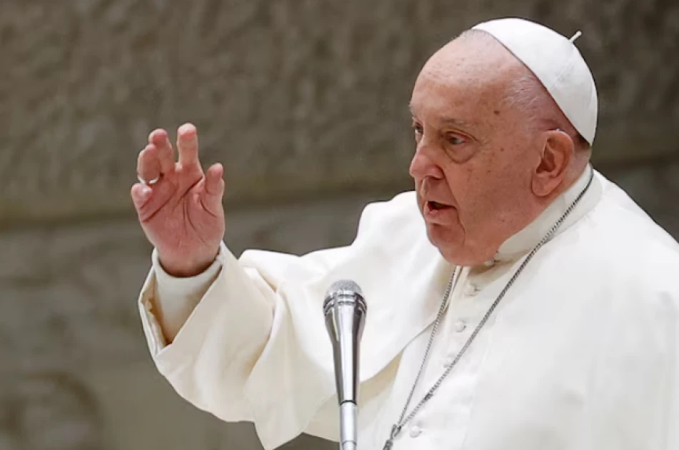 In message, pope says 'confidently' continuing treatment