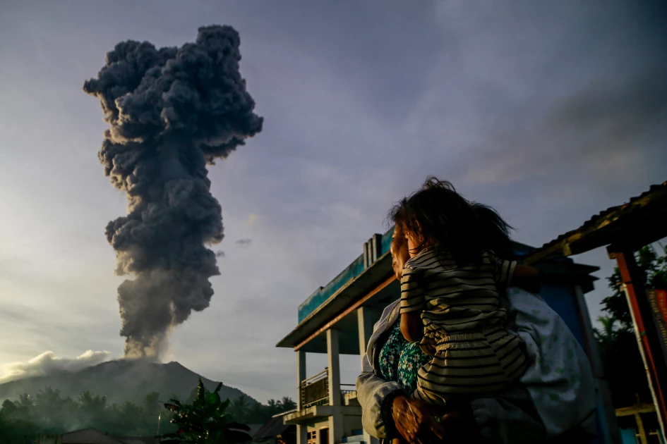 Indonesian rescuers evacuating thousands after volcano erupts