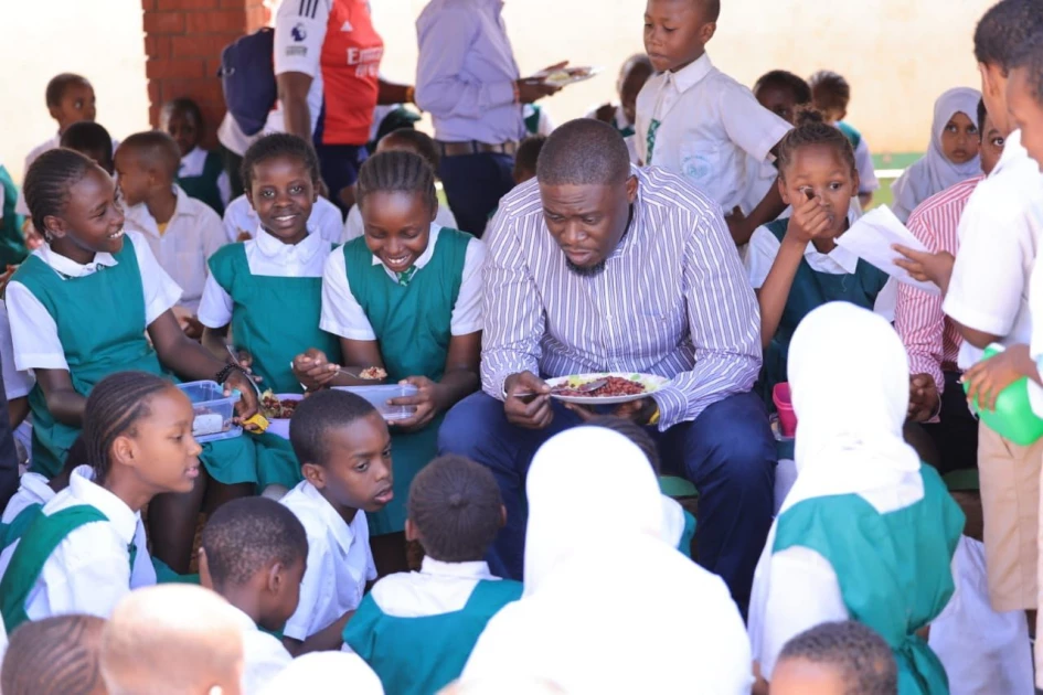 Sakaja marks Valentine’s Day by sharing meals with Nairobi pupils