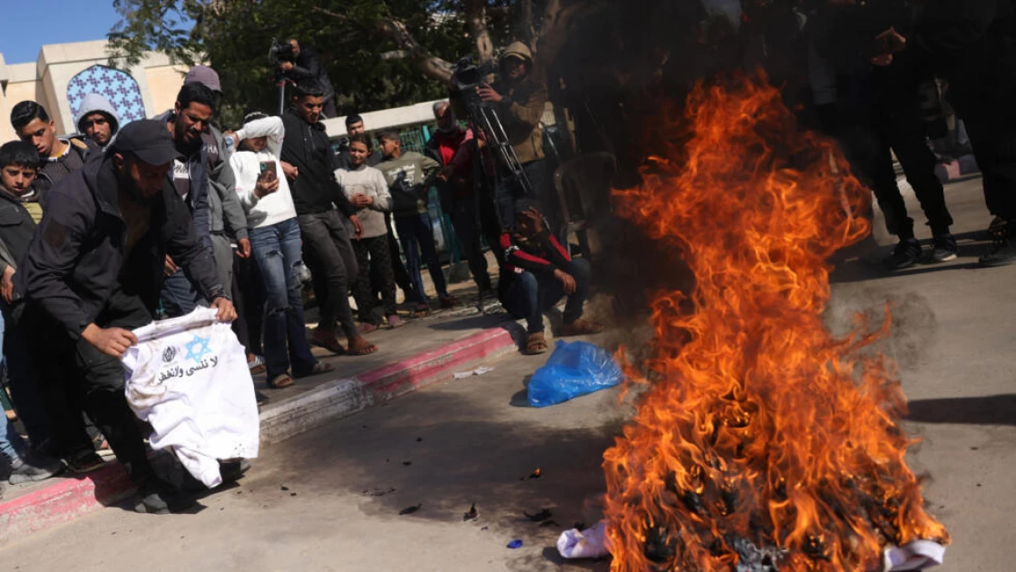 Freed Palestinian inmates set prison garb ablaze on return to Gaza