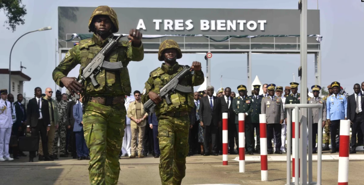 Ivory Coast takes control of last remaining French base