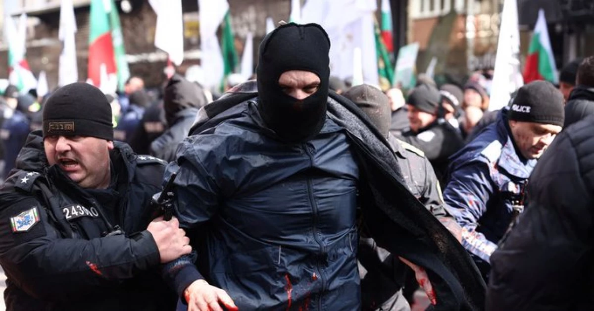 Bulgaria's anti-euro protesters try to storm EU mission building