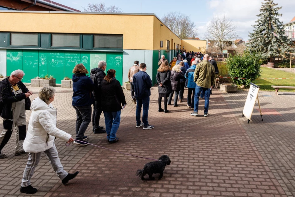 Germans vote under shadow of far-right surge