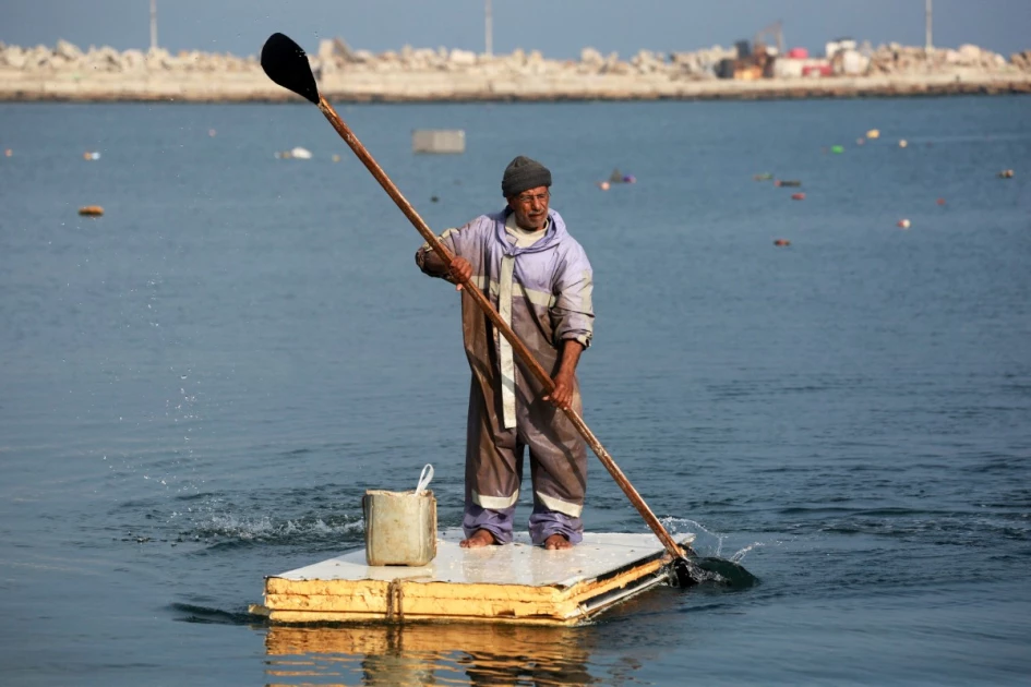 Boatless in Gaza: using old fridge doors to catch fish