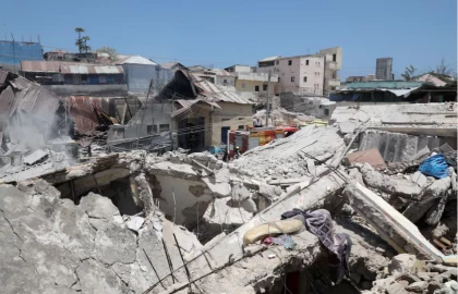 Somali militants target presidential convoy in bomb attack, president safe