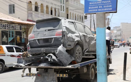 Somali militants target presidential convoy in bomb attack, president safe