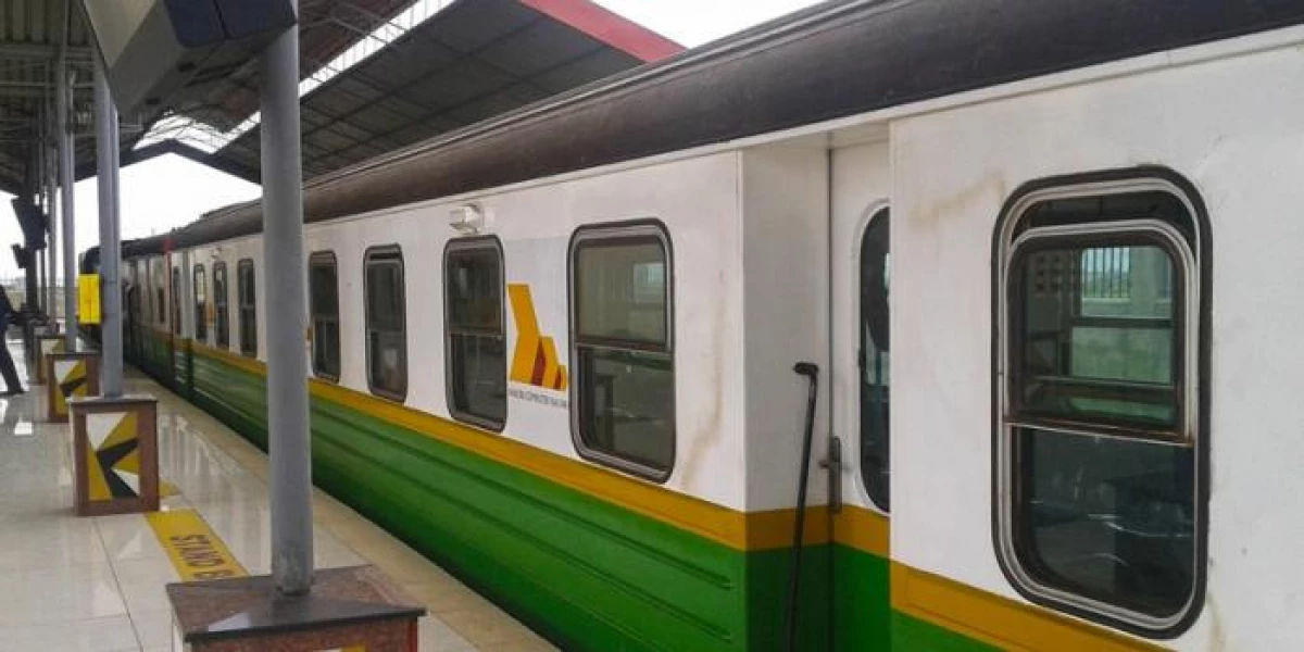 Nairobi: Confusion after passenger drops mobile phone from moving train