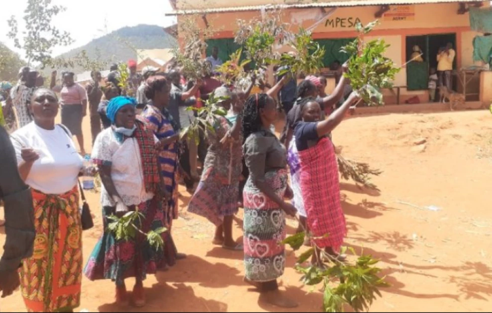 Makueni: Drama as students stone parents for demonstrating against their school principal