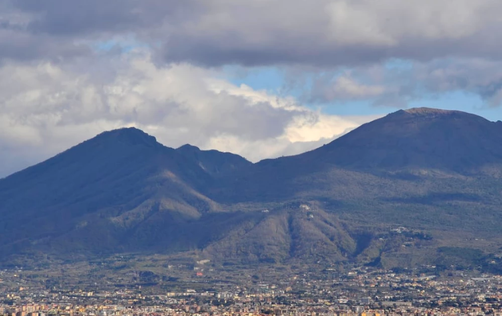 U.S tourist survives fall into Mount Vesuvius after reaching for phone