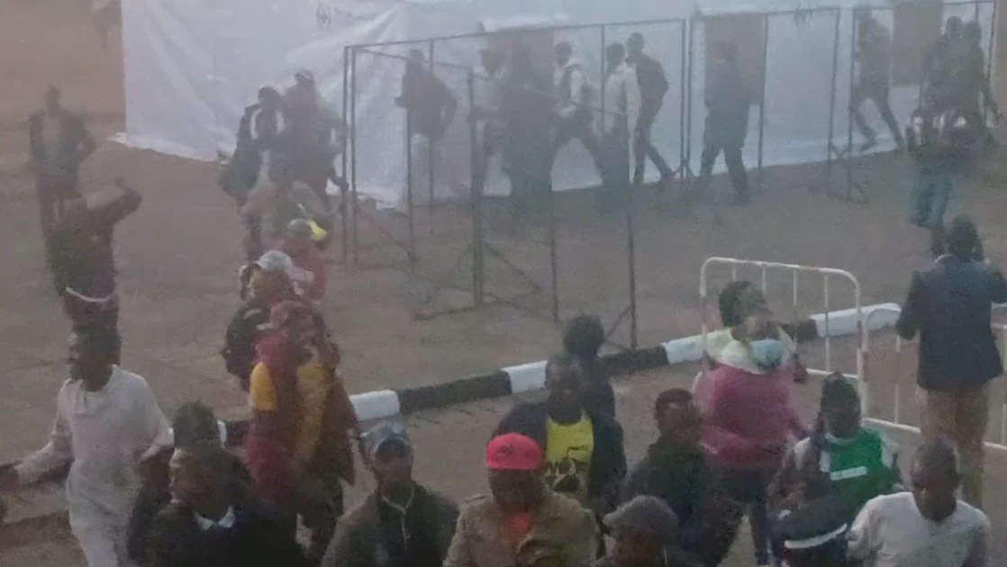 Chaos at Kasarani as crowds breach fence, troop into stadium for President-elect Ruto’s swearing-in