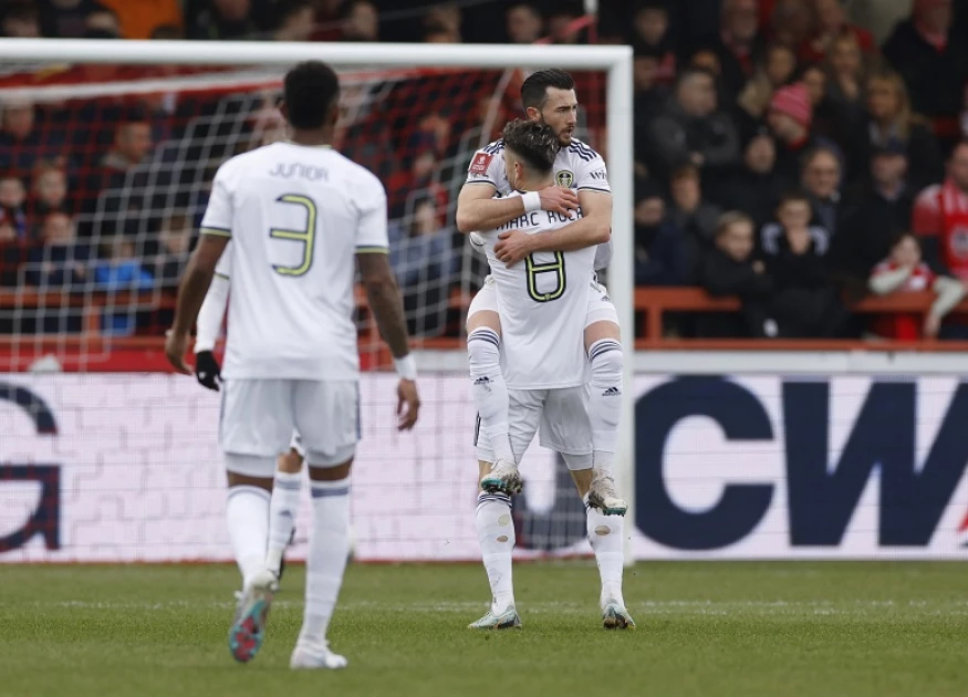 Leeds close on Premier League return thanks to late Struijk double