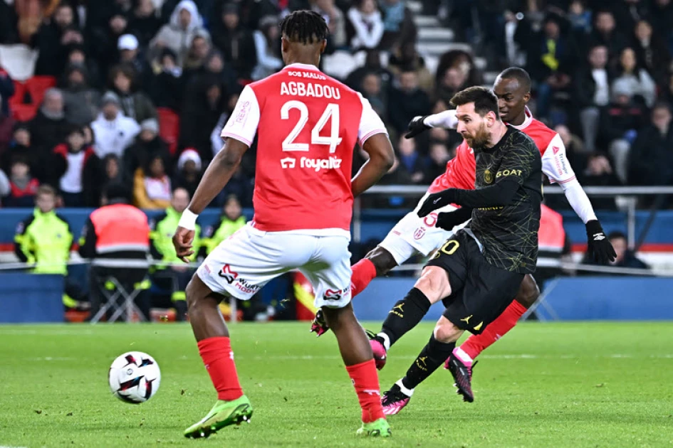 Ten-man PSG held as dogged Reims strike late