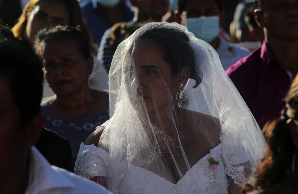 Hundreds wed in Valentine's Day ceremony in Mexico