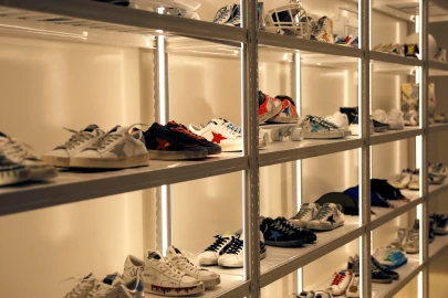 Thieves steal 200 sneakers worth Ksh.1.8M... but all for the right foot